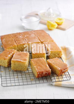 Zitronenspritzer-Backform, in Scheiben geschnittener Kuchen, auf einem Kühlregal Stockfoto