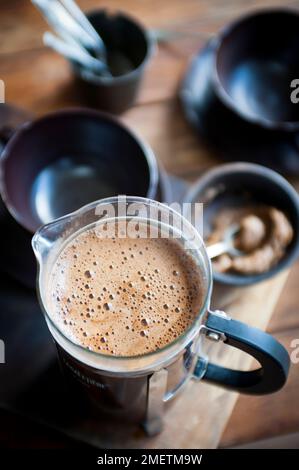 Kaffee wird in einer französischen Presse gebrüht Stockfoto