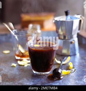 Madha Alay, eine Mischung aus Ingwer, Honig, Zitrone und Kaffee aus einer Kaffeekanne mit Herdplatte Stockfoto