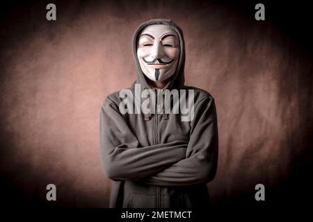 Mann mit anonymer Maske mit Sweatshirt, Studiofoto Stockfoto