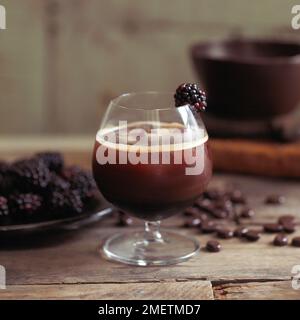 Hafen von Cassis, Glas von Brennwein mit Espresso, garniert mit Blackberry Stockfoto