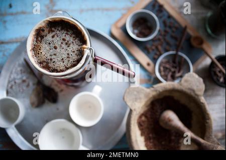 Caffe Touba, Kaffee läuft durch ein Tuch in eine Glaskanne Stockfoto