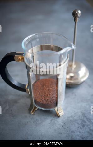 Kaffeegranulat in einer Filterkaffeemaschine Stockfoto