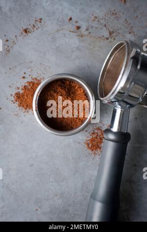 Gemahlener Kaffee in einem Portafilterkorb der Espressomaschine Stockfoto