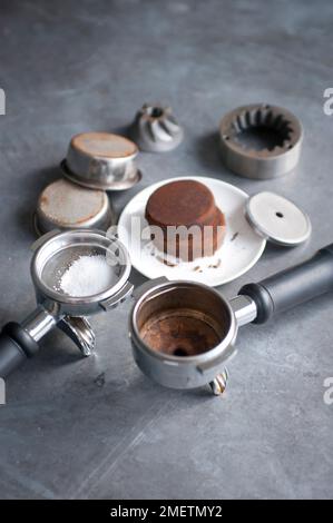 Portafilterkorb und Flachschleifer für Espressomaschine Stockfoto