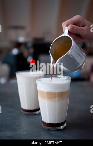 Ich gieße einen Caffe-Mokka ein, Schritt 4 Stockfoto