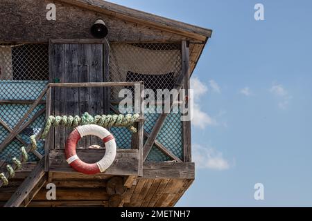 Blick auf den Rettungsschwimmer am Strandhaus. Stockfoto