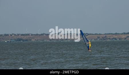Windsurfen. Unterhaltung auf dem Meer, Extremsport, Lifestyle während der Sommerferien. Stockfoto