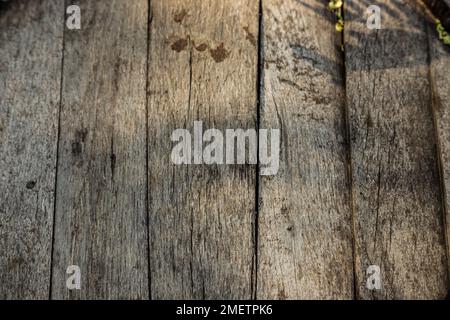 Vintage Brown barrel Holzbohlen Hintergrund Textur mit Kratzern und schwarze Flecken über Holz von alten Eichenfass unten, in der Nähe Stockfoto