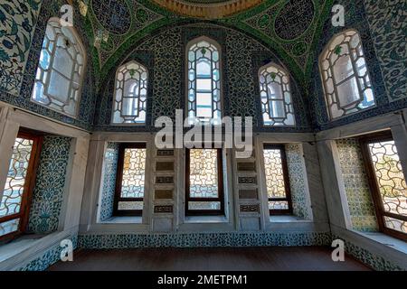 Kunstvoll verzierte Fenster und Mosaike in der privaten Kammer von Sultan Ahmed I., Harem, Blick auf das Innere, Topkapi Palast, Topkapi Serail, Fatih, Istanbul, Türkei Stockfoto