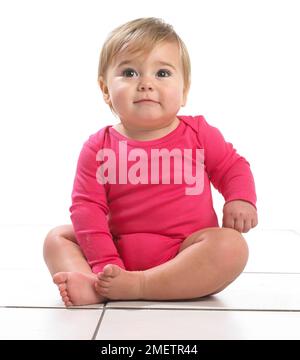 Babymädchen (12 Monate) im Sitzen Stockfoto