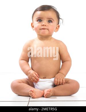 Baby Mädchen sitzen tragen Windel, 7 Monate Stockfoto