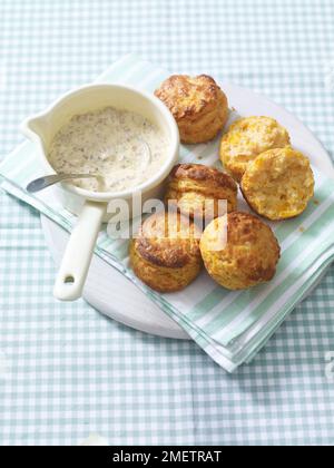 Kekse (herzhafte Scones) mit cremiger Wurstsoße Stockfoto