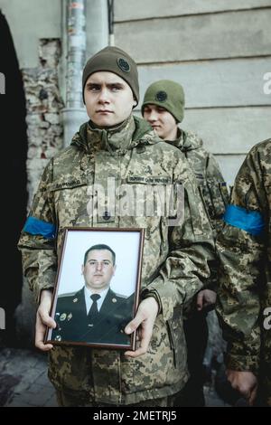 Beerdigung von Oleg Yashchishin, Kirilo Vishivaniy, Sergey Melnik und Rostislav Romanchu auf dem Friedhof Lychatik, die vier Offiziere wurden zwei Tage zuvor getötet Stockfoto