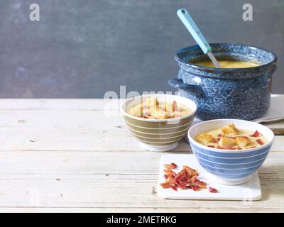 Rauchige Erbsensuppe mit knusprigem Speck und Croutons Stockfoto