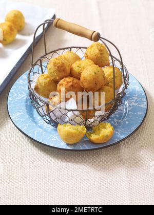 Jalapeno, Zwiebeln und Cheddar Hushpuppies aus frittiertem Maisbrotteig Stockfoto