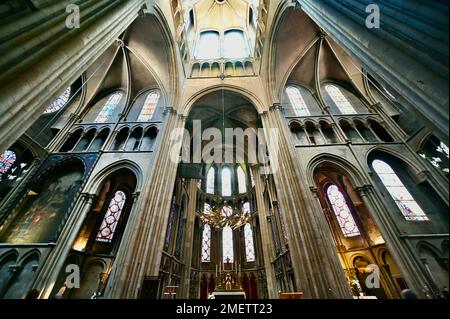 Das mächtige Innere der gotischen Kirche Notre Dame de Dijon, Dijon, erbaut im Jahr 1230 Stockfoto