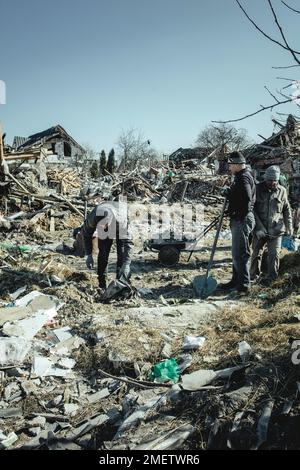 Die Ruinen des Wohnviertels von Bohunia wurden von einem russischen Raketenangriff in der Nacht vom 1. Bis 2. März 2022 zerstört Stockfoto