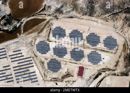 Luftaufnahme eines Solarbetriebs in Form einer Solarzelle, Energie, Energieerzeugung, Energie, erneuerbare, Nachhaltige, natürliche Ressourcen, grüne Energie Stockfoto