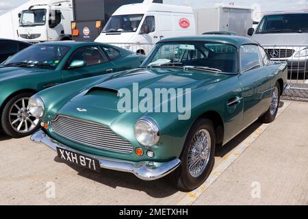 Dreiviertel-Vorderansicht eines Green, 1959, Astron Martin DB4, im Aston Martin Owners Club Bereich, im 2022 Silverstone Classic Stockfoto