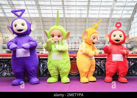 London, Großbritannien. 24. Januar 2023. Die teletubbies posieren in der Show. Die Spielzeugmesse öffnet ihre Türen in Kensington Olympia und präsentiert die neuesten Trends in der Spielzeugindustrie. Die Toy Fair ist die größte Fachmesse für Spielzeug, Spiele und Hobbys in Großbritannien mit mehr als 260 Ausstellern. Kredit: Imageplotter/Alamy Live News Stockfoto