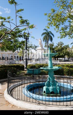 Brunnen und Statue von José Martí im Parque José Martí, Cienfuegos, Kuba Stockfoto