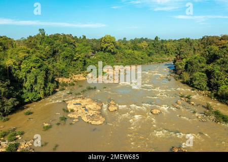 Luftaufnahme der Stromschnellen auf dem Song Dong Nai River im Cat Tien National Park, Vietnam Stockfoto