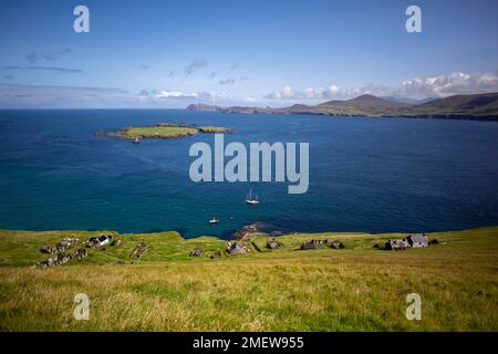 Blick auf den Blasket Sound und das Festland von Great Blasket Island an einem schönen Augusttag in Irland. County Kerry, Irland Stockfoto