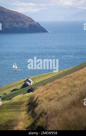 Blick auf den Blasket Sound und das Festland von Great Blasket Island an einem schönen Augusttag im County Kerry, Irland Stockfoto