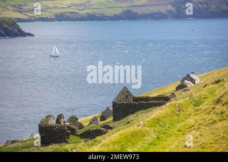 Blick auf den Blasket Sound und das Festland von den Ruinen der Häuser auf Great Blasket Island. County Kerry, Irland Stockfoto