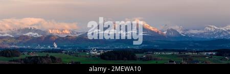 Aus der Vogelperspektive, katholische Pfarrkirche St. James in Rain, dahinter Alpenpanorama mit Rigi- und Glarus-Alpen bei Sonnenuntergang, Battle, Sempach, Luzern Stockfoto