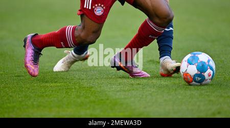 Tackle FC Bayern München gegen TSG 1899 Hoffenheim, PreZero Arena, Sinsheim, Baden-Württemberg, Deutschland Stockfoto