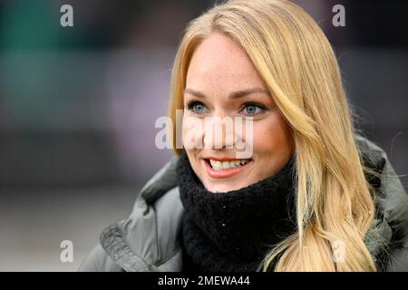 SKY Sports Presenter Katharina Kleinfeldt, Mercedes-Benz Arena, Stuttgart, Baden-Württemberg, Deutschland Stockfoto