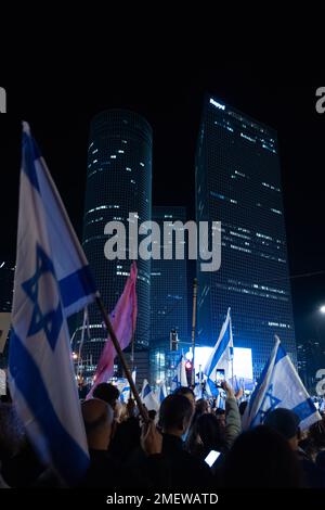 TEL AVIV, ISRAEL - 21. Januar 2023: Israelis protestieren in Tel Aviv gegen Pläne von Premierminister Benjamin Netanjahu, das Rechtssystem und den Obersten Gerichtshof mit Füßen zu treten. Hochwertiges Foto Stockfoto