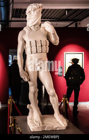 Selbstmordattentäter als Adaptation der Michelangelos-David-Skulptur als Selbstmordattentäter, 2009, Banksy, Ausstellung über den Straßenkünstler Muelheim Stockfoto