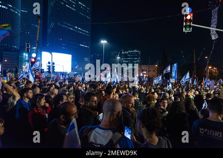 TEL AVIV, ISRAEL - 21. Januar 2023: Israelis protestieren in Tel Aviv gegen Pläne von Premierminister Benjamin Netanjahu, das Rechtssystem und den Obersten Gerichtshof mit Füßen zu treten. Hochwertiges Foto Stockfoto