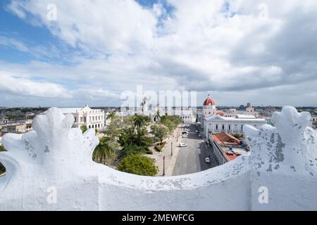 Blick auf den José Martí-Park von der Spitze des Museo de las Artes Palacio Ferrer, Cienfuegos, Kuba, mit dem Rand des Turms im Vordergrund sichtbar. Stockfoto