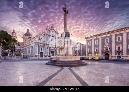 Catania, Sizilien, Italien. Stadtbild des Domplatzes in Catania, Sizilien, mit der Kathedrale der Heiligen Agatha bei Sonnenaufgang. Stockfoto