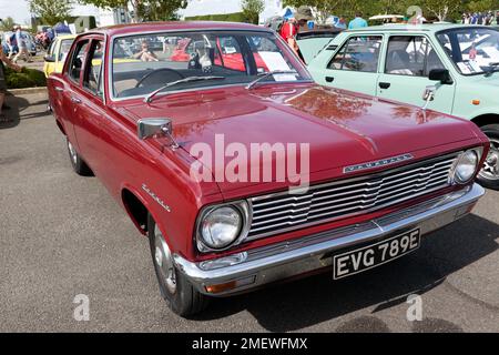 Dreiviertel Vorderansicht eines Maroon, 1967, Vauxhall Cresta PC Standard, ausgestellt in einer Car Club Zone im 2022 Silverstone Classic Stockfoto