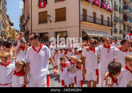 Pamplona, Navarra, Spanien: 06. August 2022, San Fermin Festival in traditioneller weißer und roter kleidung mit roter Krawatte, in Pamplona Stockfoto