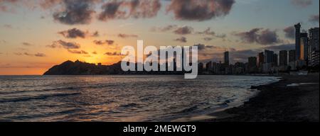 Atardecer en Benidorm en la playa de Poniente, España Stockfoto