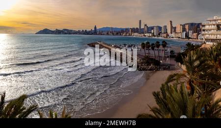 Fotografía Panorámica al atardecer en Benidorm, de la playa de Poniente, el puerto y la cala de Mal Pas, España Stockfoto