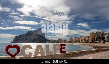 Fotografía Panorámica de una playa de Calpe y su Peñón de Ifach al fondo, desde el paseo Marítimo, España Stockfoto
