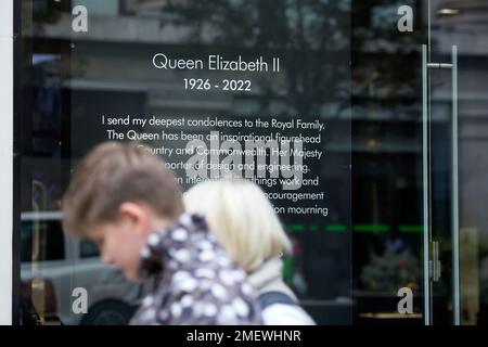 Eine Nachricht für Königin Elisabeth II. Und die königliche Familie wird in einem Schaufenster im Zentrum von London ausgestellt und erlaubt ihren Tod. Stockfoto