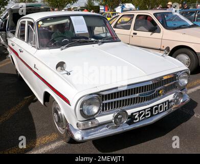 Dreiviertel-Vorderansicht eines White, 1962, Vauxhall VX 4/90 FB, ausgestellt in einer der Car Club Zonen, während des Silverstone Classic 2022 Stockfoto