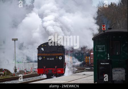 24. Januar 2023, Mecklenburg-Vorpommern, Putbus: Die Dampflokomotive 99 4632 der Schmalspurbahn „Rasender Roland“ verläuft durch den Bahnhof in Putbus auf der Insel Rügen. Das Projekt Railroad Experience Landscape umfasst den Bau eines neuen Schuppens und einer Betriebswerkstatt sowie einen Wasserturm für den Betrieb der Dampflokomotiven nach historischen Modellen. Das Projekt „Railroad Experience Landscape“ hat ein Gesamtinvestitionsvolumen von über 40 Millionen Euro. Sie wird vom Bezirk Vorpommern-Rügen gemeinsam mit der Eisenbahn-Bau- und Betriebsgesel umgesetzt Stockfoto