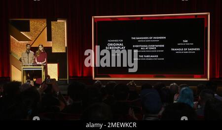 Beverly Hills, Usa. 24. Januar 2023. Der britische Schauspieler Rizwan Ahmed (L) und die US-Schauspielerin Allison Williams geben die Nominierten für das beste Original-Drehbuch während der Nominierungen 95. im Samuel Goldwyn Theater in Beverly Hills, Kalifornien, am Dienstag, den 24. Januar bekannt. 2023.die jährlichen Academy Awards 95. werden am 12. März 2023 live auf ABC aus Los Angeles übertragen. Foto: Jim Ruymen/UPI Credit: UPI/Alamy Live News Stockfoto
