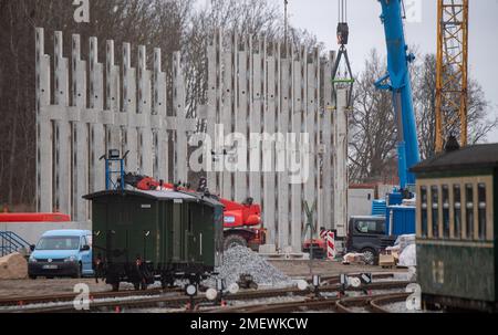 24. Januar 2023, Mecklenburg-Vorpommern, Putbus: Der Neubau einer Betriebswerkstatt wird am Bahnhof der kleinen Eisenbahn auf der Insel Rügen errichtet. Das Projekt der Railroad Experience-Landschaft umfasst den Neubau einer Wagenhalle und einer Betriebswerkstatt sowie einen Wasserturm für den Betrieb der Dampflokomotiven nach historischen Modellen. Das Projekt „Railroad Experience Landscape“ hat ein Gesamtinvestitionsvolumen von über 40 Millionen Euro. Sie wird vom Bezirk Vorpommern-Rügen gemeinsam mit der Eisenbahn-Bau- und Bet umgesetzt Stockfoto