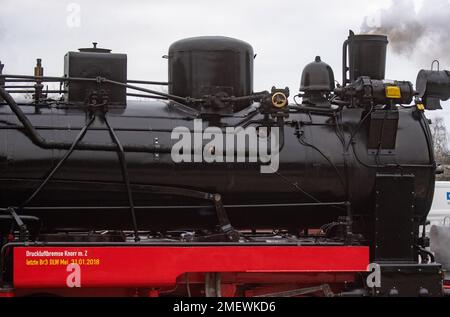 24. Januar 2023, Mecklenburg-Vorpommern, Putbus: Die Dampflokomotive 99 4632 der Schmalspurbahn „Rasender Roland“ verläuft durch den Bahnhof in Putbus auf der Insel Rügen. Das Projekt „Railroad Experience Landscape“ umfasst den Bau eines neuen Wagenschuhs und einer Betriebswerkstatt sowie einen Wasserturm für den Betrieb der Dampflokomotiven nach historischen Modellen. Das Projekt „Railroad Experience Landscape“ hat ein Gesamtinvestitionsvolumen von über 40 Millionen Euro. Sie wird vom Bezirk Vorpommern-Rügen gemeinsam mit der Eisenbahn-Bau- und Betriebsges durchgeführt Stockfoto