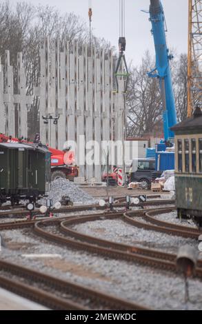 24. Januar 2023, Mecklenburg-Vorpommern, Putbus: Der Neubau einer Betriebswerkstatt wird am Bahnhof der kleinen Eisenbahn auf der Insel Rügen errichtet. Das Projekt der Railroad Experience-Landschaft umfasst den Neubau einer Wagenhalle und einer Betriebswerkstatt sowie einen Wasserturm für den Betrieb der Dampflokomotiven nach historischen Modellen. Das Projekt „Railroad Experience Landscape“ hat ein Gesamtinvestitionsvolumen von über 40 Millionen Euro. Sie wird vom Bezirk Vorpommern-Rügen gemeinsam mit der Eisenbahn-Bau- und Bet umgesetzt Stockfoto